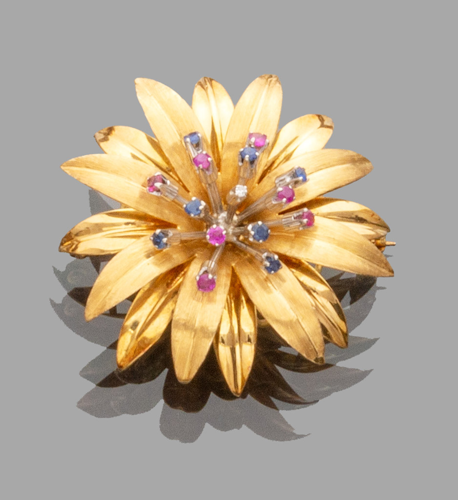 ATTRACTIVE BROOCH in yellow and white gold 18 kts. flower-shaped with pistils surmounted by