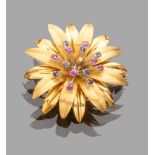 ATTRACTIVE BROOCH in yellow and white gold 18 kts. flower-shaped with pistils surmounted by