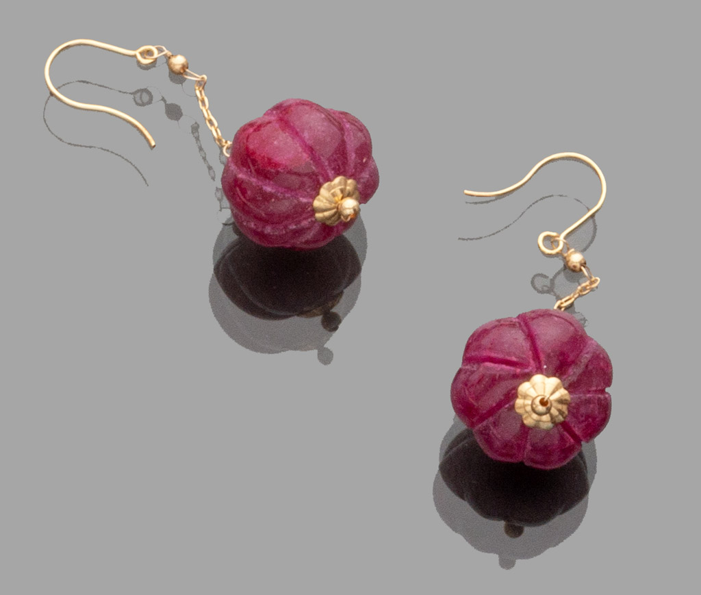 PAIR OF EARRINGS in gold 18 kts. with pendants in ruby natural shaped to pumpkin. Rubies ct. 38,