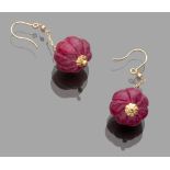 PAIR OF EARRINGS in gold 18 kts. with pendants in ruby natural shaped to pumpkin. Rubies ct. 38,