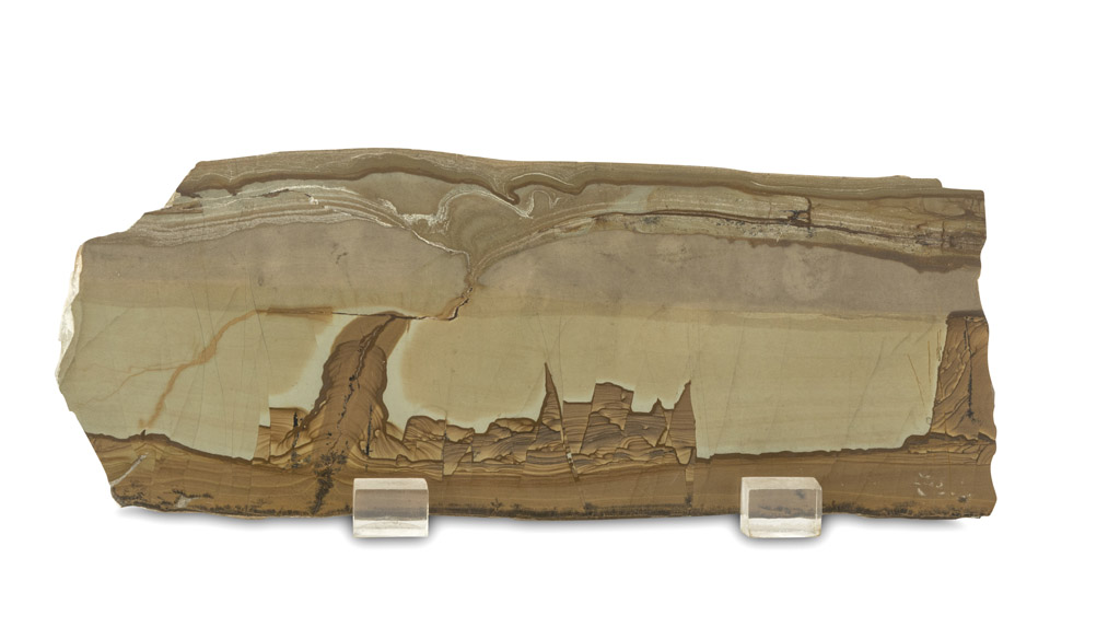 FRAGMENT OF RUIN MARBLE, 20TH CENTURY irregular rectangular shape. Measures cm. 10 x 25. Base in