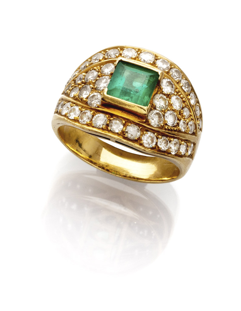 BEAUTIFUL RING in gold 18 kts. with central emerald and contour of brilliant cut diamonds. Emerald