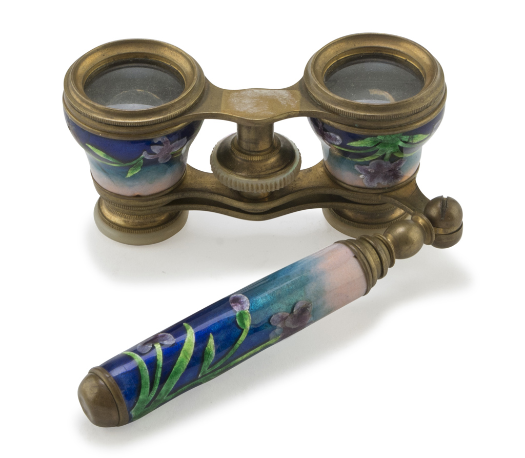 OPERA GLASSES IN METAL AND ENAMEL, EARLY 20TH CENTURY guillochè with nacre. Measures closed cm. 6