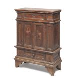 SMALL SIDEBOARD IN WALNUT, ITALY CENTRAL 18TH CENTURY front with two doors, column profiles at the