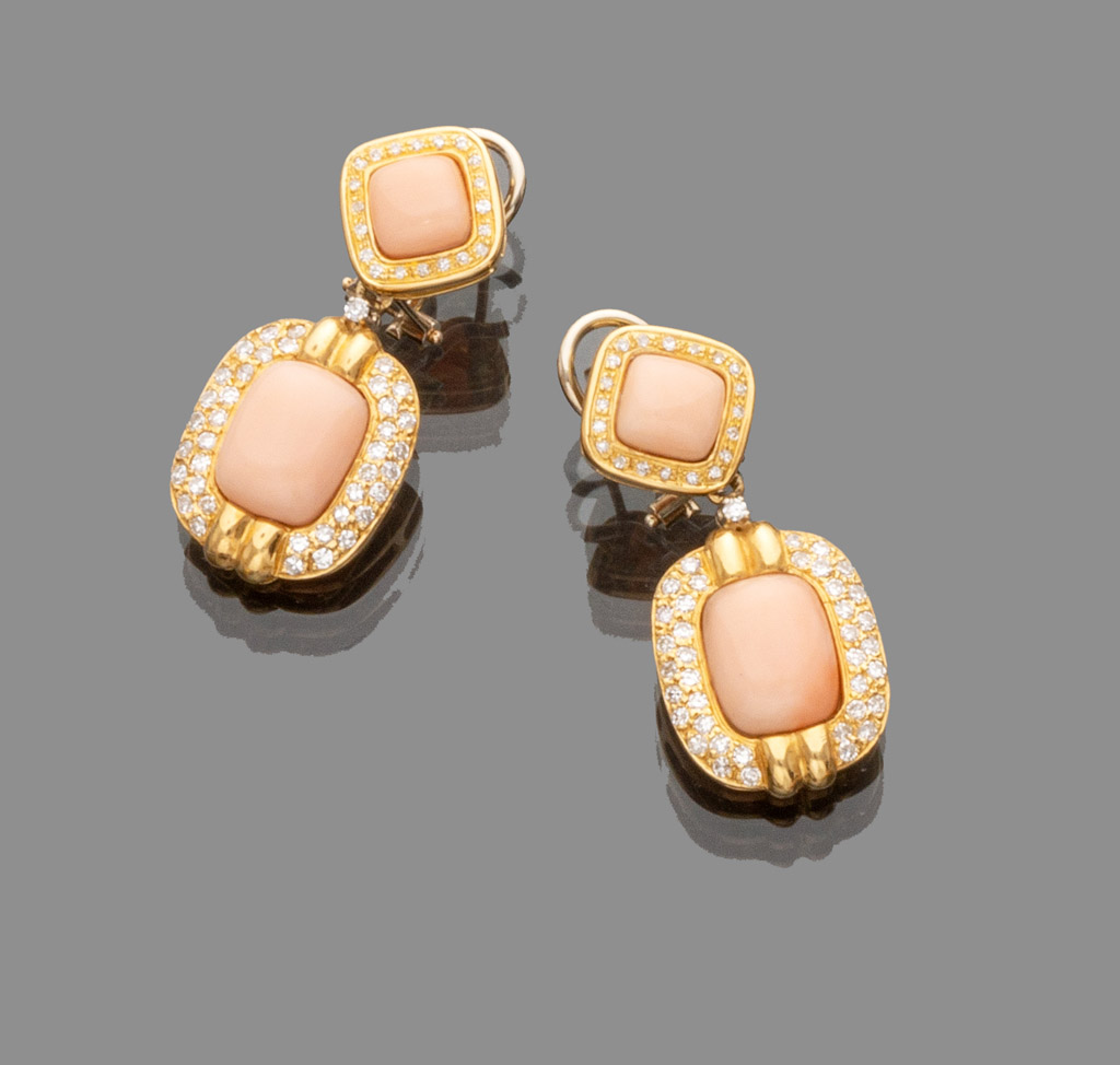 A PAIR OF EARRINGS in gold 18 kts. with corals and contour of whit-whit cut diamonds. Total weight