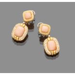 A PAIR OF EARRINGS in gold 18 kts. with corals and contour of whit-whit cut diamonds. Total weight