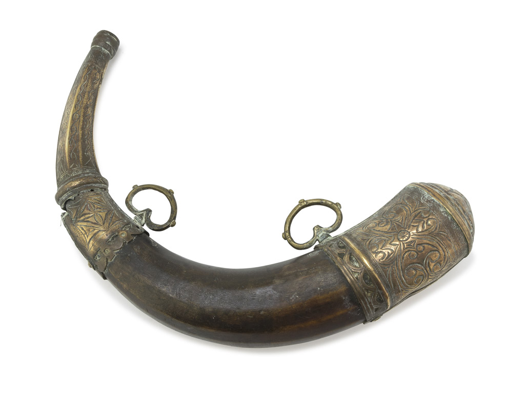 GUNPOWDER CONTAINER IN HORN, LATE 19TH CENTURY with finishes in engraved gilded metal. Length cm.