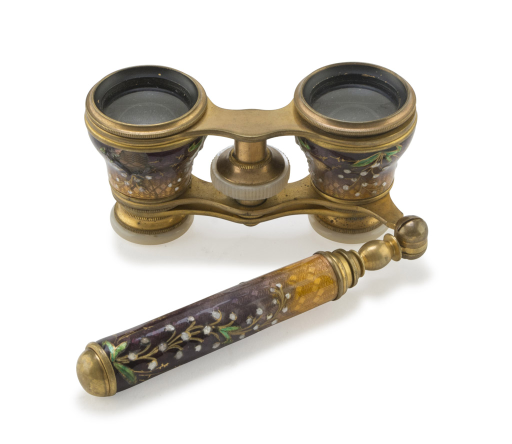 OPERA GLASSES IN METAL AND ENAMEL, EARLY 20TH CENTURY guillochè with nacre. Measures closed, cm. 6 x