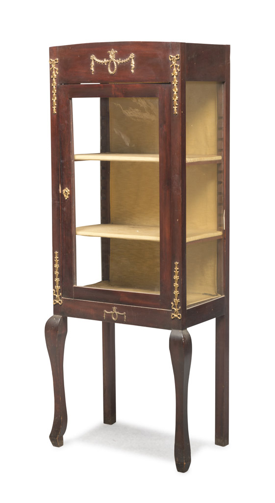 CABINET IN MAHOGANY, NAPLES LATE 19TH CENTURY parallelepiped with one door. Cabriole front legs,