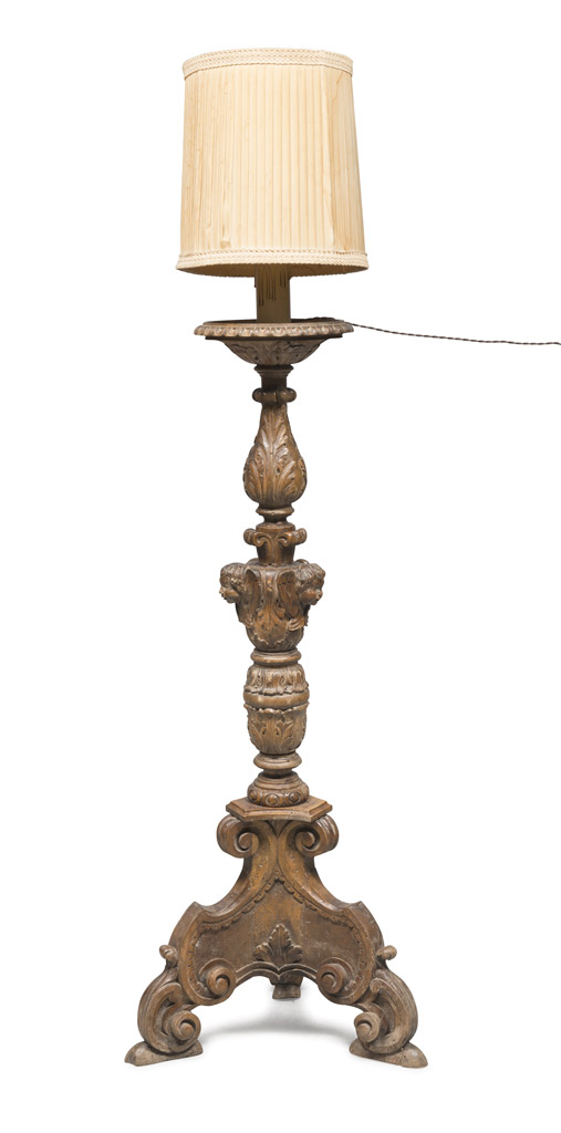 FLOOR TORCH HOLDER ROME 17TH CENTURY entirely in walnut, shaft sculpted to leaves and heads of