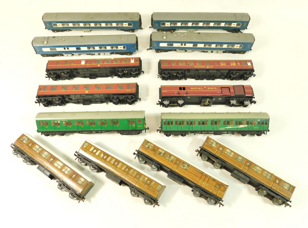 VARIOUS HORNBY COACHES.