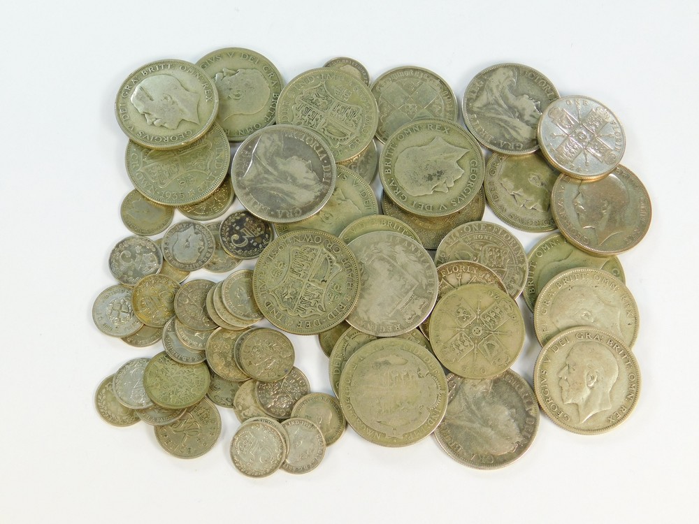 COINAGE. A quantity of pre-1947 silver coinage, including Victorian crowns etc.