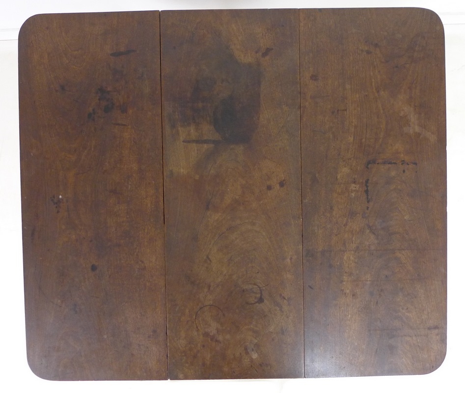 An early Georgian mahogany drop leaf table, kick leg action, - Image 5 of 5