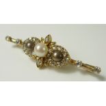 A diamond and pearl bar brooch, circa 1910, the central pearl of 4.