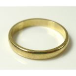 An 18ct gold wedding band, size L1/2, 2.6g.