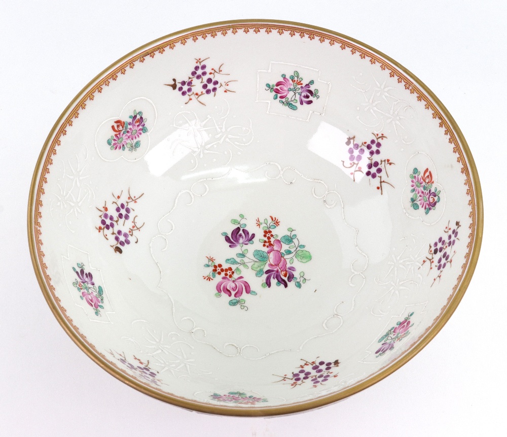 A Samson porcelain armorial bowl, second half 19th century, painted in 'famille rose' taste, 22. - Image 2 of 3