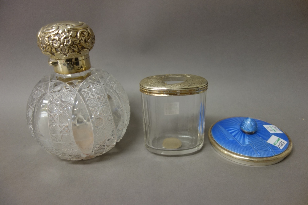 A pair of Sterling bonbon dishes, each with scroll pierced decoration within a floral moulded rim, - Image 2 of 2