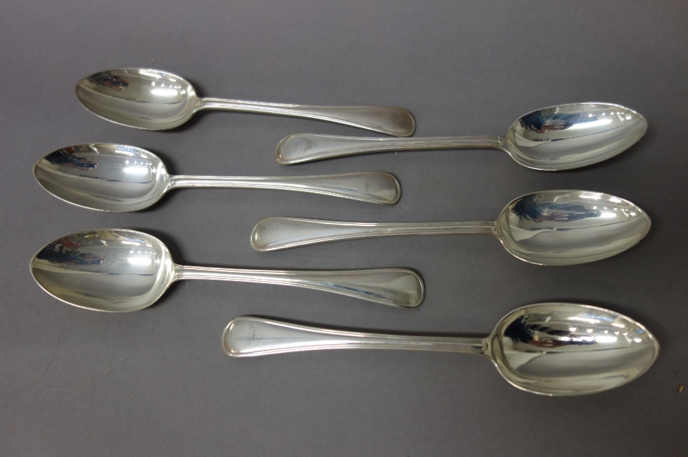 A set of six double struck Old English and thread pattern dessert spoons, London 1913,