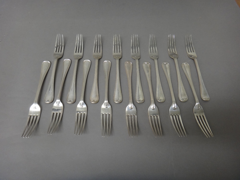 Sixteen silver double struck Old English and thread pattern dessert forks, London 1913,