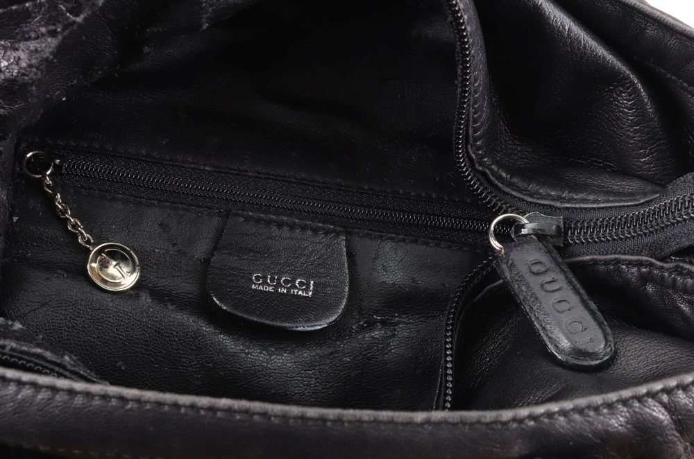 A black leather Gucci handbag, with bamboo handles, the leather zip pull embossed 'GUCCI', - Bild 4 aus 4