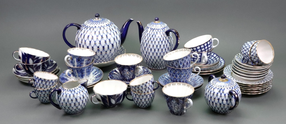 A Lomonosov Russian porcelain 23-piece tea and coffee service, late 20th century,