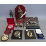 A quantity of small collectables,