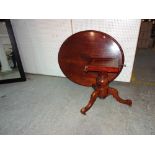 A Victorian mahogany oval loo table, 117cm wide.
