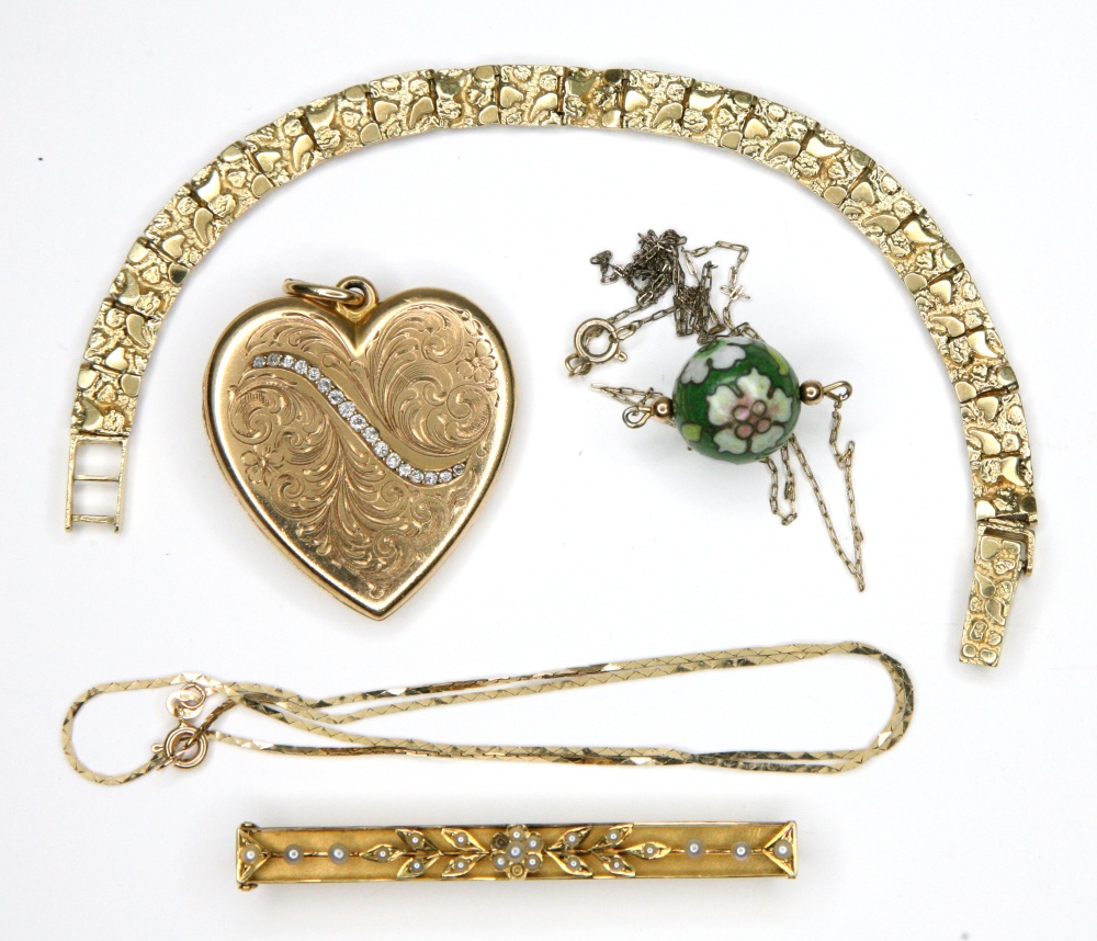 A quantity of jewellery, comprising: a gold and diamond heart pendant, stamped 14K,