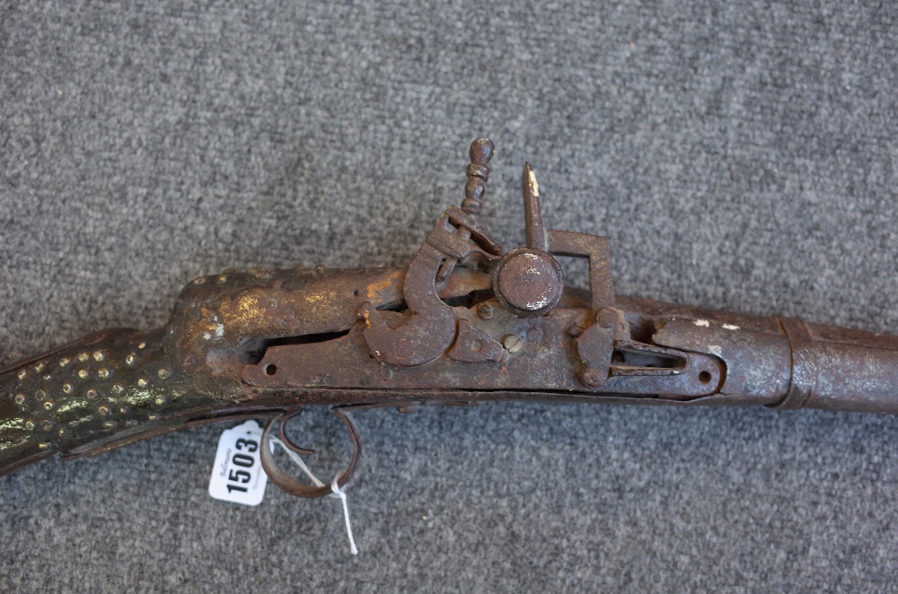 An early 19th century Jezail flintlock rifle, with metal overlay and horn butt to stock (a.f. - Image 3 of 4