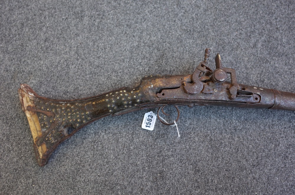 An early 19th century Jezail flintlock rifle, with metal overlay and horn butt to stock (a.f. - Image 2 of 4