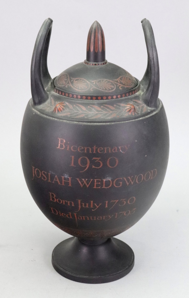 A Wedgwood black basalt Bicentenary 1930 classical two handled vase and cover, - Bild 2 aus 4