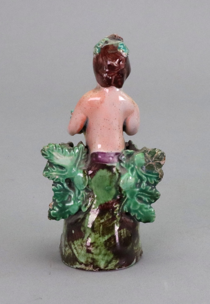 A pearl glazed earthenware figure, circa 1800, - Bild 2 aus 3