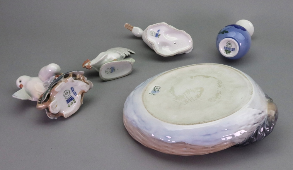 Five pieces of Royal Copenhagen porcelain, crab dish 2465, 23cm wide, lovebirds 402, cockerel 1127, - Bild 2 aus 2