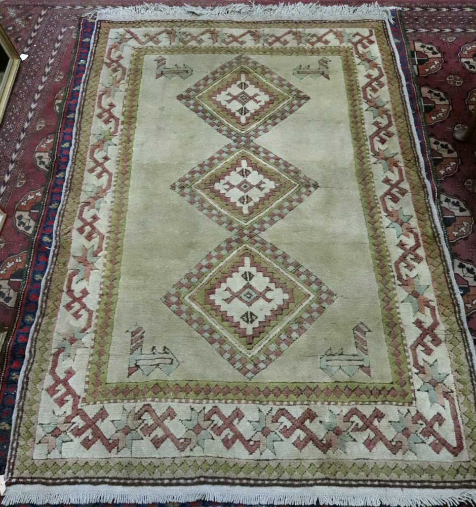 A North West Persian rug, with three joined lozenge medallions, 140 x 98cm, and another rug, - Bild 2 aus 2