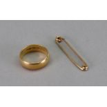 A wide 22ct gold wedding ring, 8.8g, and a wirework pin, detailed 14k, inscribed, 1g (2).