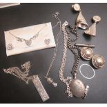 An assortment of jewellery to include a silver ingot pendant est: £20-£30