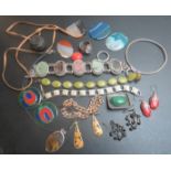 An assortment of jewellery to include an enamelled pendant est: £20-£30