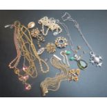 An assortment of jewellery mainly vintage jewellery est: £20-£30