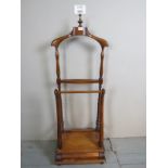 A Victorian oak gentleman's valet clothes stand with a single drawer to base est: £100-£150