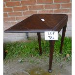 A 19th century oak small drop leaf side table of diamond form est: £20-£40