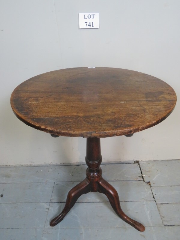 A fine Georgian oak tilt top tripod wine table with turned column over pad feet est: £50-£80 - Image 2 of 2