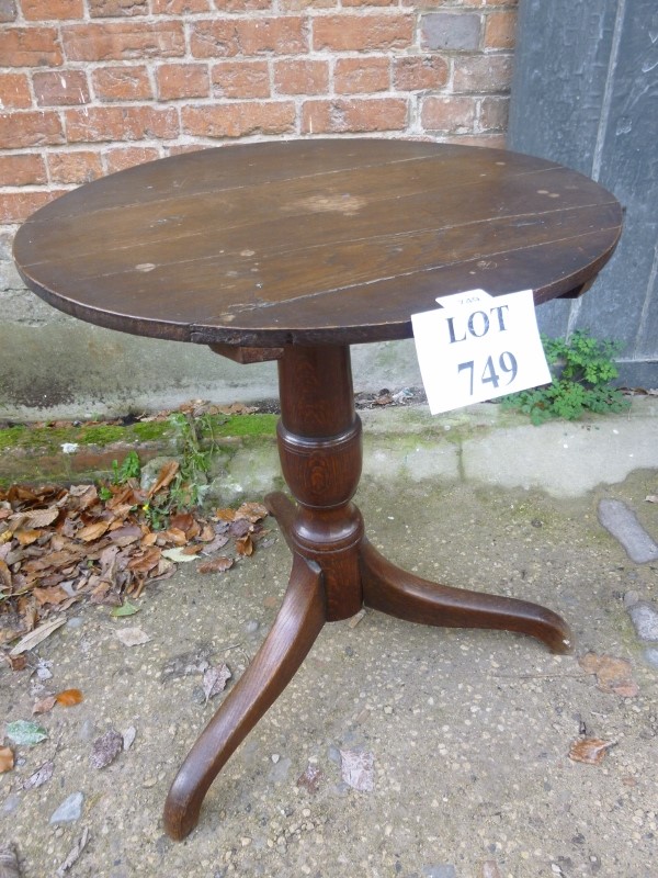 A 19th century oak tilt top tripod table with turned column and splayed feet est: £20-£40