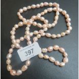 A fresh water pearl necklace (approx 36"