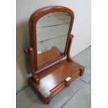 A Victorian mahogany toilet mirror with two drawers to base est: £20-£40