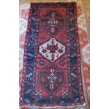 A Hamadan rug (196 cm x 98 cm approx) es