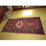A Hamadan rug (196 cm x 98 cm approx) es