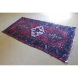 A Hamadan rug (196 cm x 98 cm approx) es