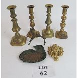 Four brass candlesticks, a lion mask doo
