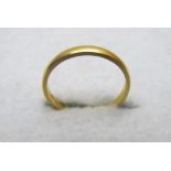 A 22ct gold wedding ring, size M,