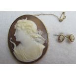 A 9ct gold cameo brooch with safety chain,